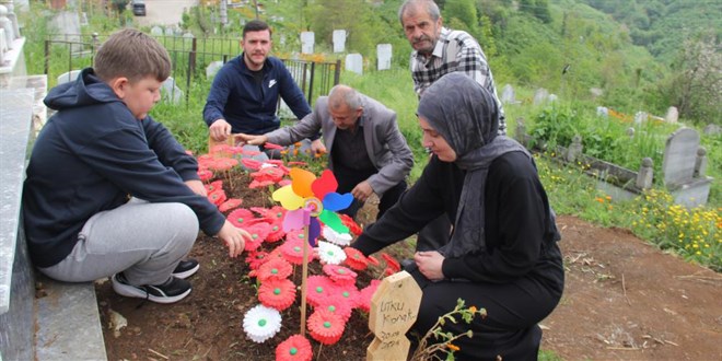Bayram arefesinde mezar ba��nda adalet istedi: As�l su�lular d��ar�da