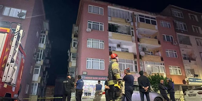 Kolonlar�ndan ses geldi, 22 daire ve 8 i� yeri bulunan bina bo�alt�ld�