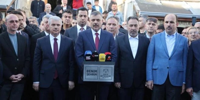 Bakan �ift�i: Ezanlar�m�z susmas�n, bayra��m�z inmesin