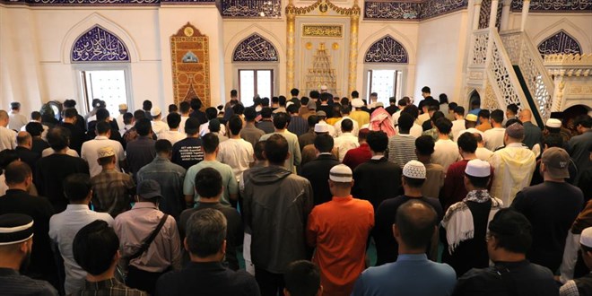 M�sl�manlar ak�n etti, bayram namaz� 3 kez k�l�nd�