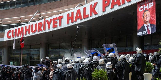 CHP'de kriz derinle�ti: Vekiller aras�nda k�f�rle�me iddias�