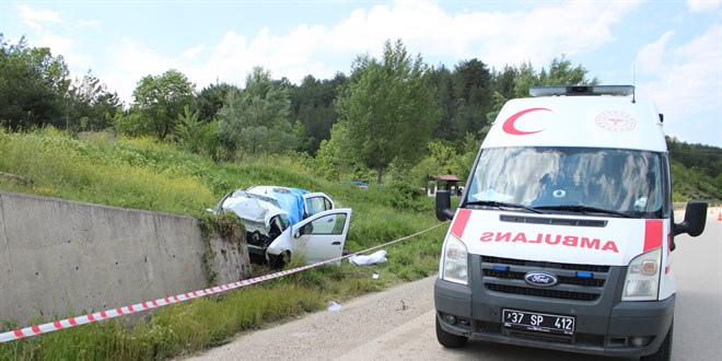 Kastamonu'da istinat duvar�na �arpan otomobildeki 3 ki�i �ld�