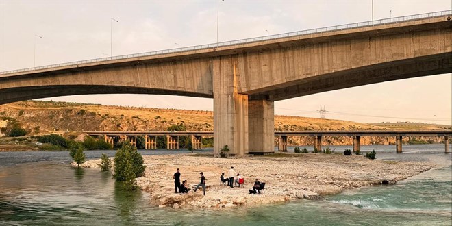F�rat Nehri'nde su y�kseldi: Piknik�iler adac�kta mahsur kald�
