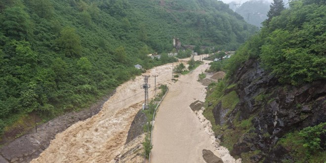 Giresun'da dere ta�t�, yol ula��ma kapat�ld�