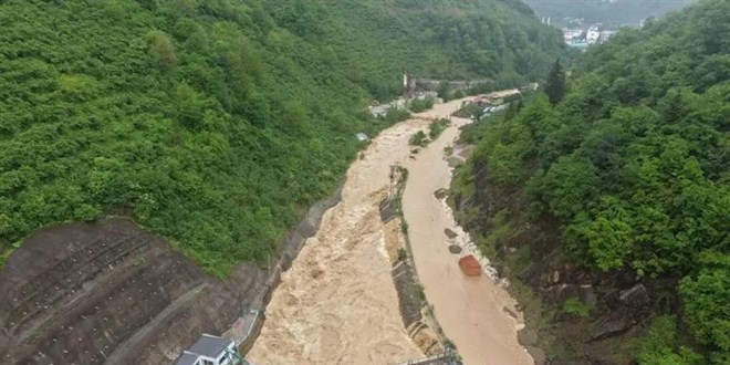 Giresun'da sa�anak; dereler ta�t�, yol ula��ma kapat�ld�