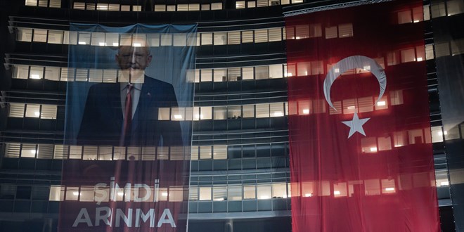 CHP Genel Merkezi'ne K�l��daro�lu'nun '�imdi ar�nma zaman�' yaz�l� posteri as�ld�