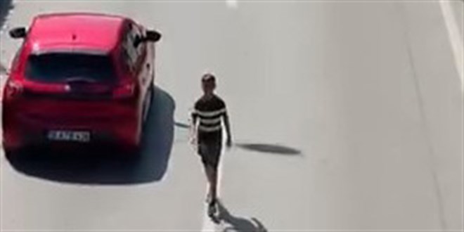Can�n� hi�e sayarak akan trafikte y�r�d�