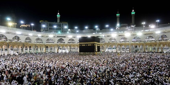 'Veda' tavaf� yapan hac�lar Kabe'den ayr�l�yor