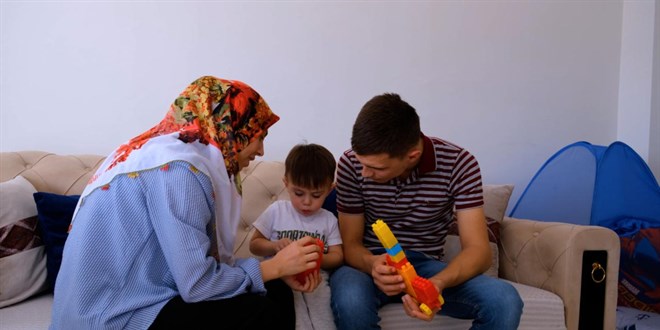 Bakan Kurum depremzede ailenin bayram sevincini payla�t�