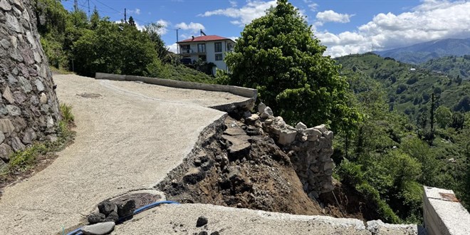 Rize'de istinat duvar� y�k�ld�, mahalle ula��ma kapand�