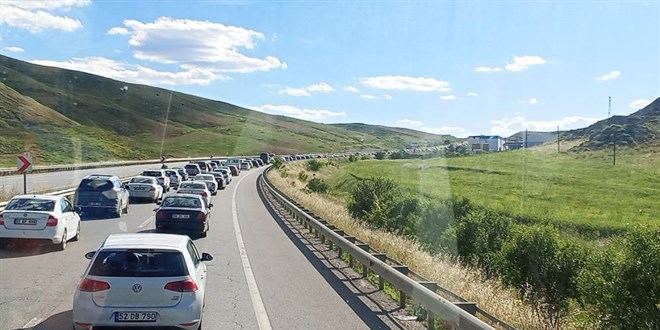 Yollar� kilitlendi: Karadeniz'den ��k�� var, ilerleme yok