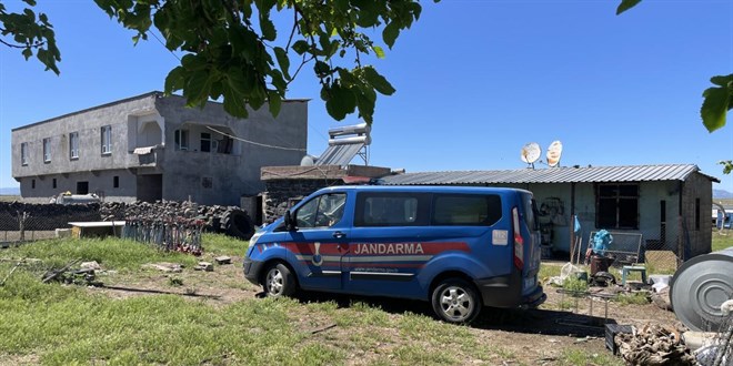 Yılanı vurmak isterken faciaya yol açtı…

Şanlıurfa Siverek’te av tüfeğiyle ateş açılması sonucu seken saçmalar 5 kişiyi yaraladı.

Yaralıların durumunun iyi olduğu bildirildi.