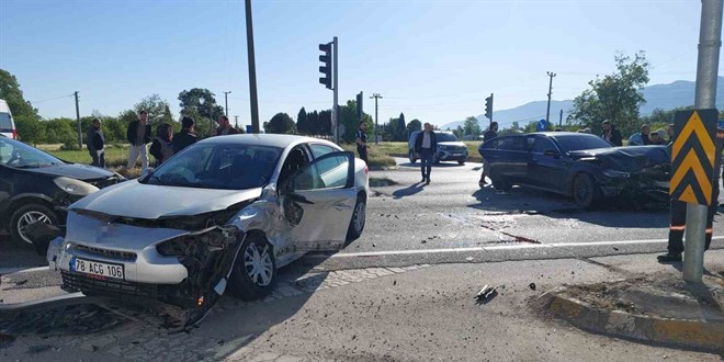 Bayram d�n���nde kaza: Ayn� aileden 3'� �ocuk 5 yaral�
