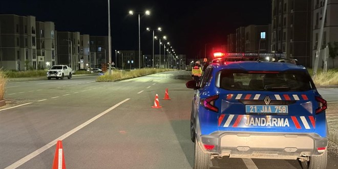 Diyarbak�r'da halk otob�s� ile otomobil �arp��t�: 2 �l�