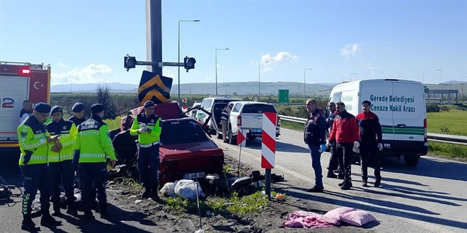 Bolu'da beton dire�e �arpan otomobildeki kar� koca �ld�