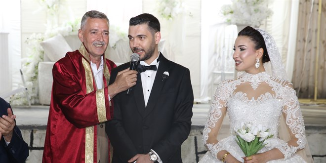Babas�, ablas� ve k�z�n�n ard�ndan o�lunun da nikah�n� k�yd�
