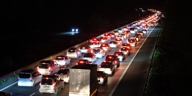 �stanbul'a d�n�� yolunda trafik durma noktas�na geldi