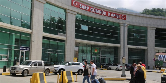 Sarp S�n�r Kap�s�'ndan Kurban Bayram� tatilinde 185 bini a�k�n yolcu ge�ti