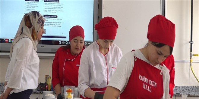 Meslek liselilerden 3 bin ekmek ve bin ki�ilik s�cak yemek