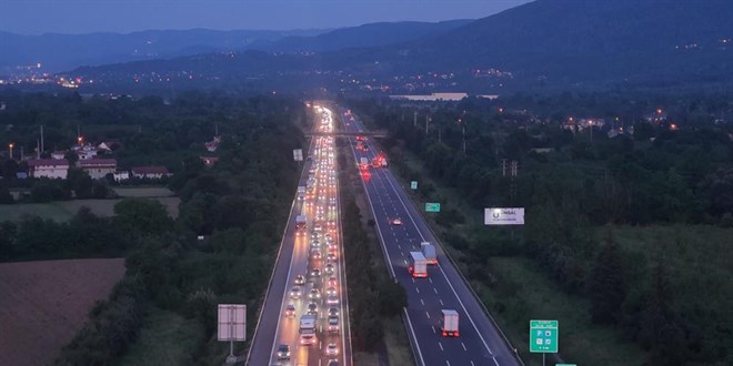 Bayram bitti trafik bitmedi: D�zce ge�i�inde kilometrelerce kuyruk