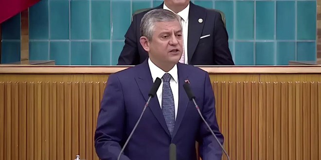 �zel: Ferdi Zeyrek i�in '�arp�ld�' man�eti atan kad�n partide �ikolata da��t�yor!