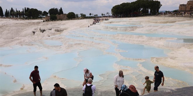 Pamukkale'de t�m zamanlar�n g�nl�k ziyaret�i rekoru k�r�ld�