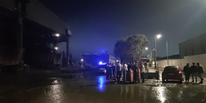 Samsun'da bir fabrikada elektrik ak�m�na kap�lan 3 i��i �ld�