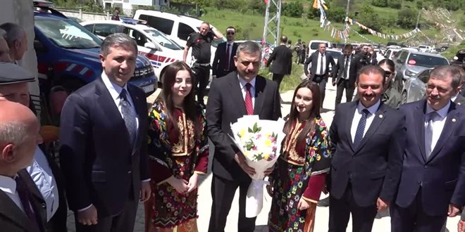 Bakan �ift�i yeniden belde olan Yol�st�'nde oy istedi - Son Dakika Haber