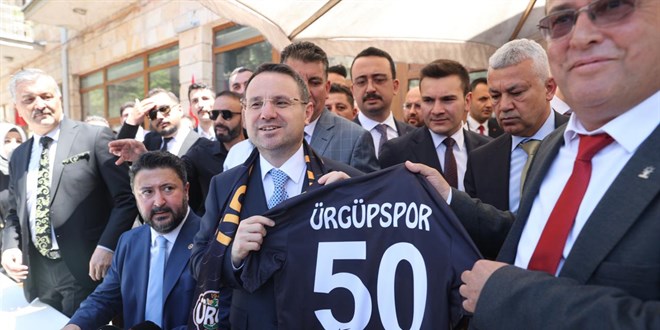 Bakan G�rlek memleketinde vatanda�larla bulu�tu - Son Dakika Haber