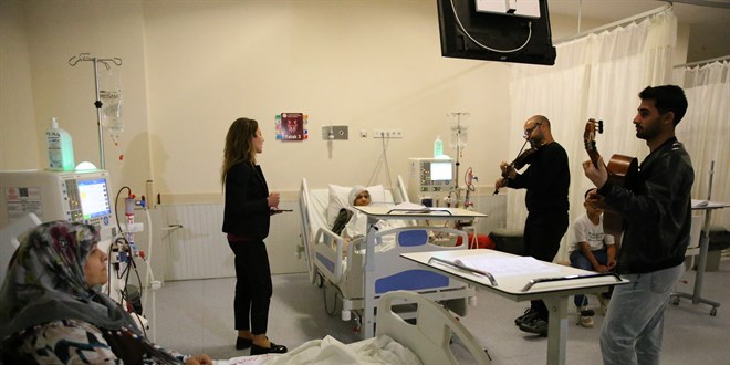 Sezen ��retmen form�lleri b�rakt�, hastalara �ark�larla �ifa oldu