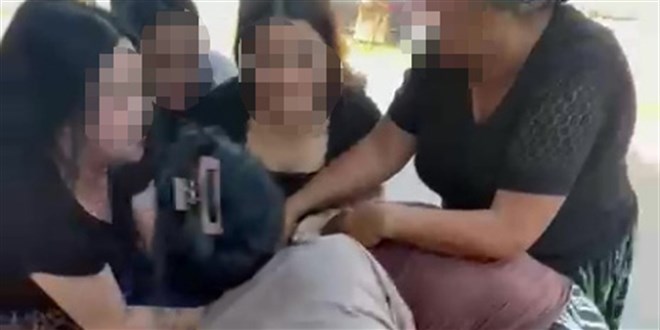 Gen� kad�n� �ocu�unun yan�nda hem d�vd�ler hem de videoya �ektiler - Son Dakika Haber