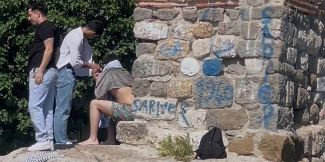Polis, Bart�n'da tarihi yap�lar� spreyle boyanalar� ar�yor
