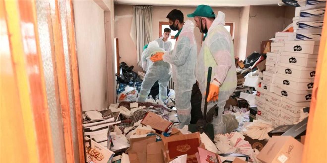 Bursa'da evden yakla��k 20 ton ��p ��kt� - Son Dakika Haber