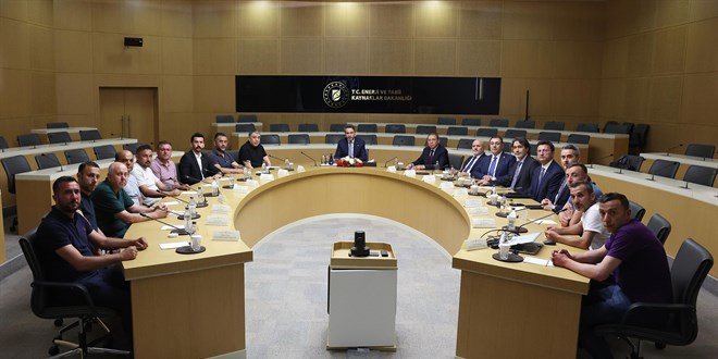 Bakan Bayraktar, eylemdeki maden i��ilerini a��rlad�