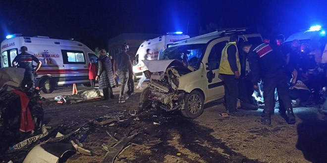 Sivas'ta hafif ticari ara� ile otomobilin �arp��t��� kazada 8 ki�i yaraland� - Son Dakika Haber