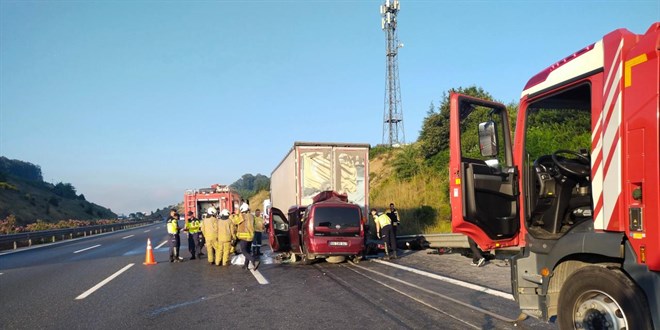 Kuzey Marmara Otoyolu'ndaki kazada biri bebek 3 ki�i hayat�n� kaybetti
