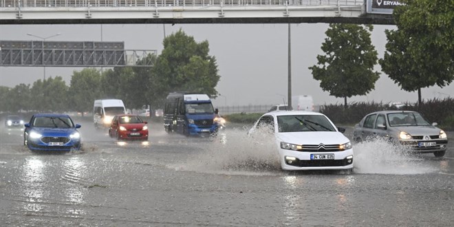 Ankara'da sel ve dolu etkisi: Ev ve i� yerlerini su bast� - Son Dakika Haber