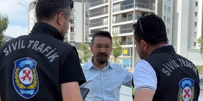 Arac�na sahte plaka takt�, yakalan�nca 'i�imiz acildi' dedi