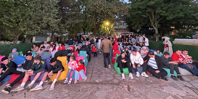 Bizim �ocuklara destek i�in sabah namaz�nda bir araya geldiler