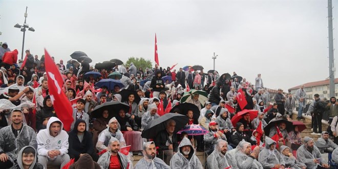 Ya�mur dinlemediler, milli tak�m i�in meydana ko�tular - Son Dakika Haber