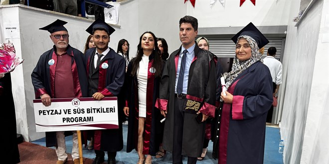Torunlar� ya��ndaki gen�lerle mezuniyet sevincini ya�ad�lar