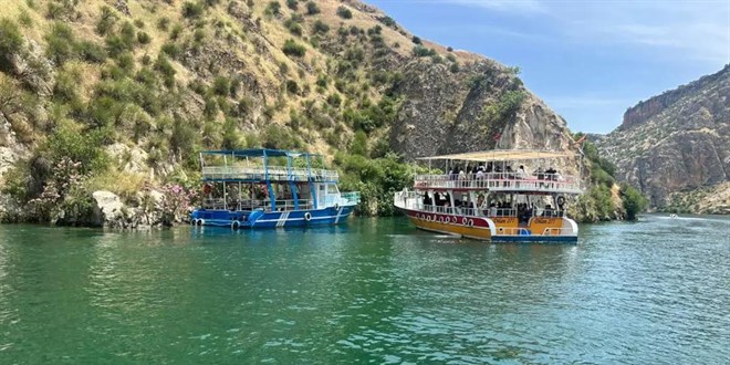 Gezi teknesi s�r�klendi: 40 ki�i kurtar�ld�