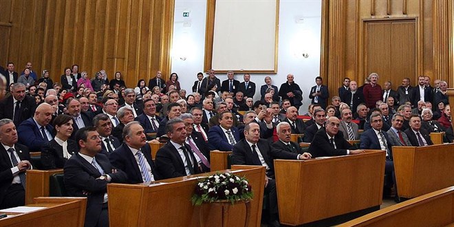 CHP grupta de�i�im: �ki ismin 'grup ba�kanvekili' tabelalar� indirildi