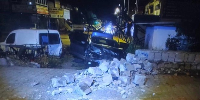 Seyir halindeki otomobile a��lan ate�te ba��ndan vurulan kad�n hayat�n� kaybetti