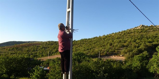 Telefon �ekmeyen mezrada vatanda�lar elektrik dire�ine ��k�yor - Son Dakika Haber