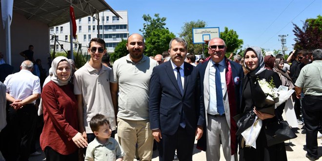 E�itimin ya�� yok: 56 ya��nda diploma ald�
