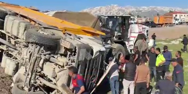 Hakkari'de yolcu minib�s� ile kamyon �arp��t�: 2 �l� - Son Dakika Haber