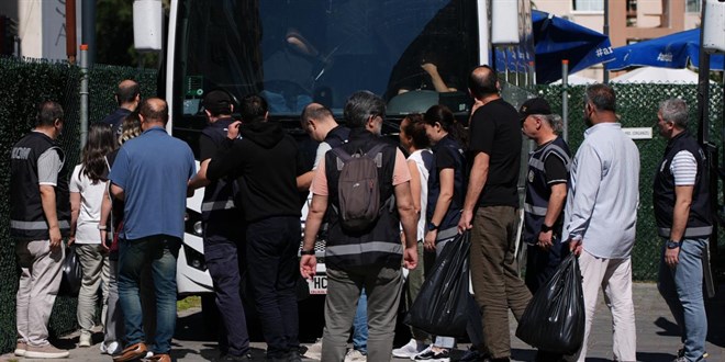Ege �niversitesi'ndeki usuls�zl�k soru�turmas�nda 150 ara� ve 49 ta��nmaza el kondu