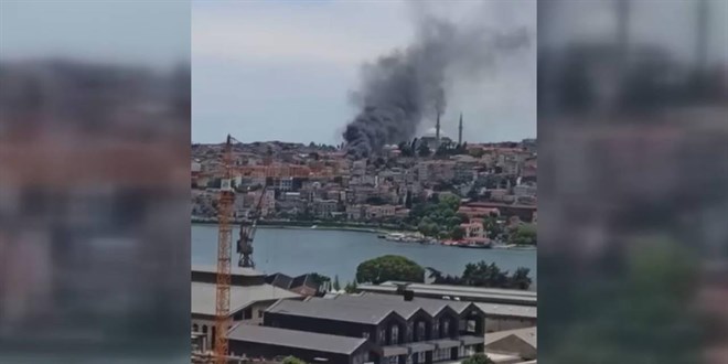 Fatih'te binada ��kan yang�n ara�lara s��rad�