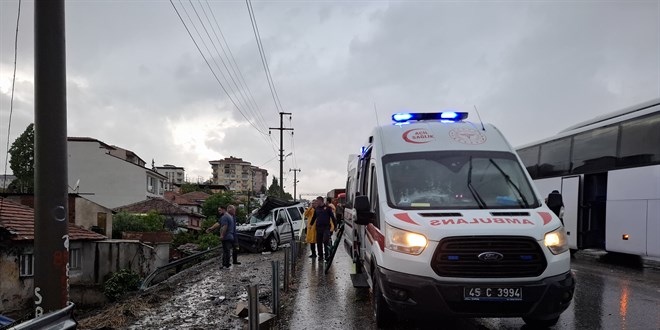 Manisa'da 3 arac�n kar��t��� kazada 2 ki�i �ld� - Son Dakika Haber